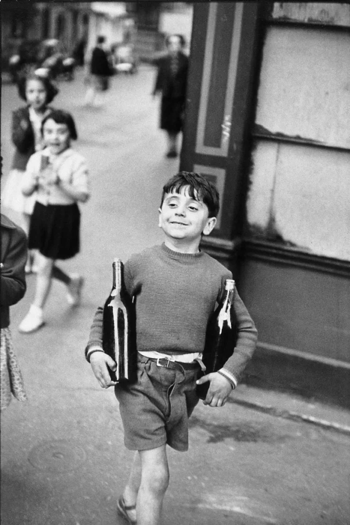 Henri Cartier-Bresson - Junge mit Weinflaschen